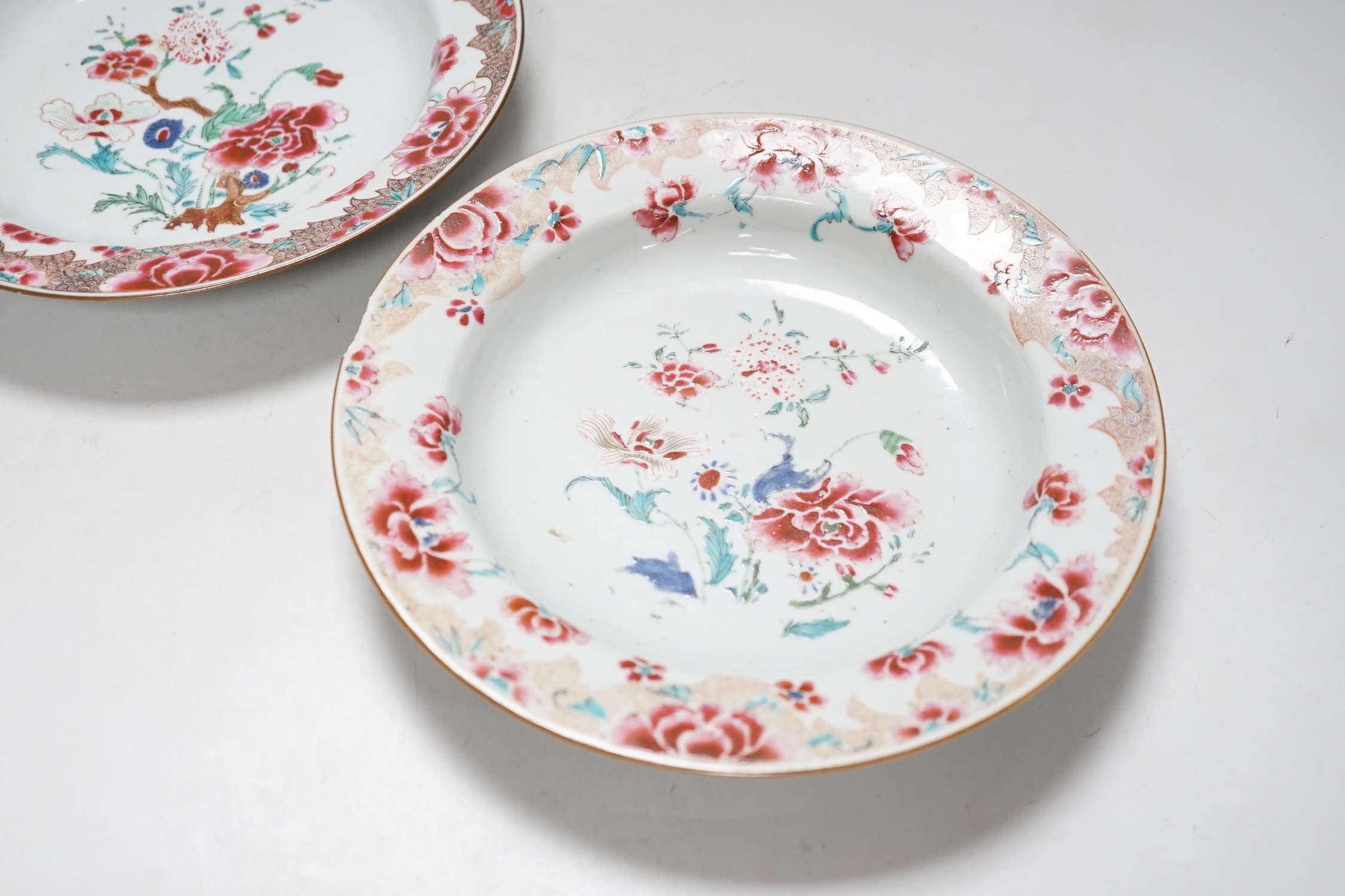 A pair of 18th century Chinese export famille rose plates, 22.5cm